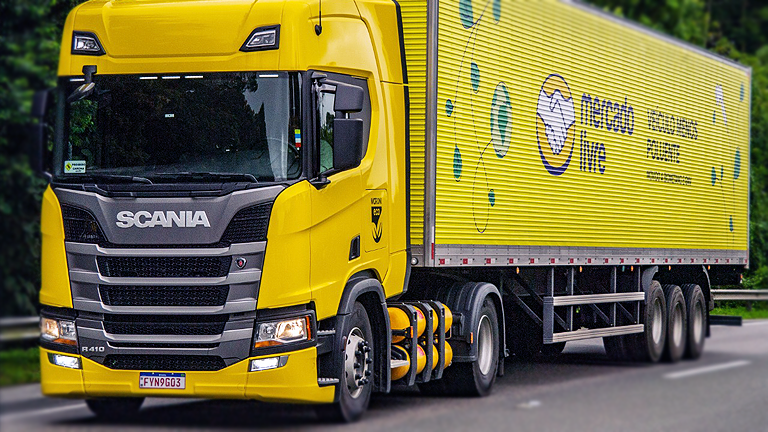 Caminhão do Mercado Livre operado pelo Grupo Maroni para entregas FULL